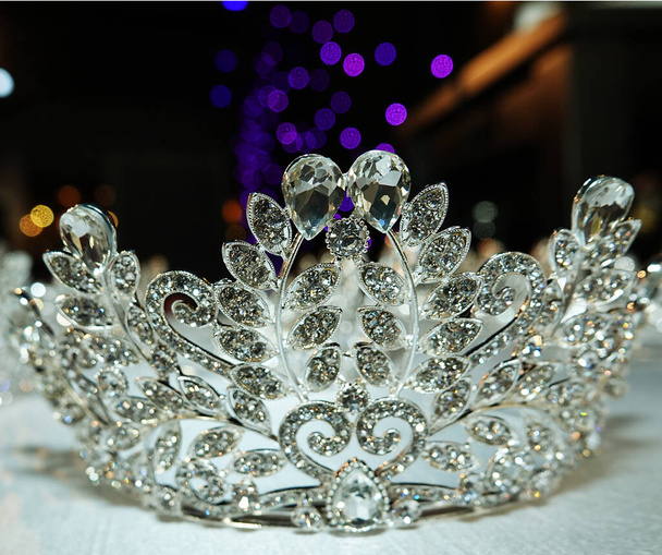 Kruunut kauneuskilpailun tehty tilauksesta käsityöläisten jalokivikauppiaat - Valokuva, kuva