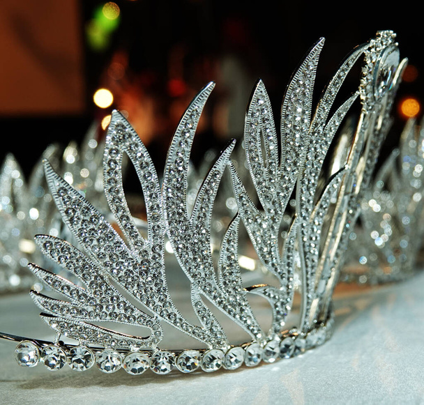 職人のジュエリーを注文するために行われた美容コンテストの王冠 - 写真・画像