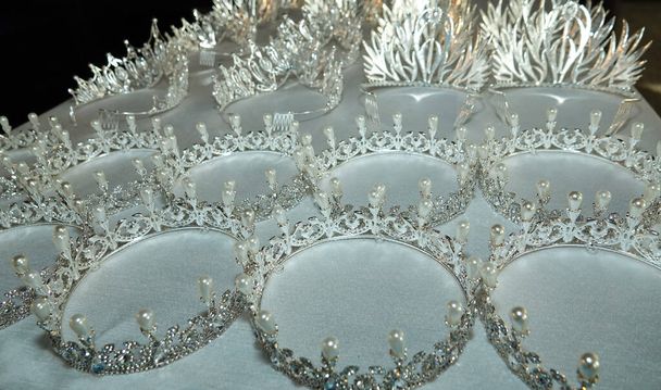 Coroas para um concurso de beleza feito sob encomenda por joalheiros artesãos - Foto, Imagem
