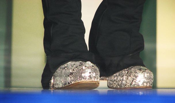 Die glänzenden Schuhe an den Beinen der Tänzer - Foto, Bild