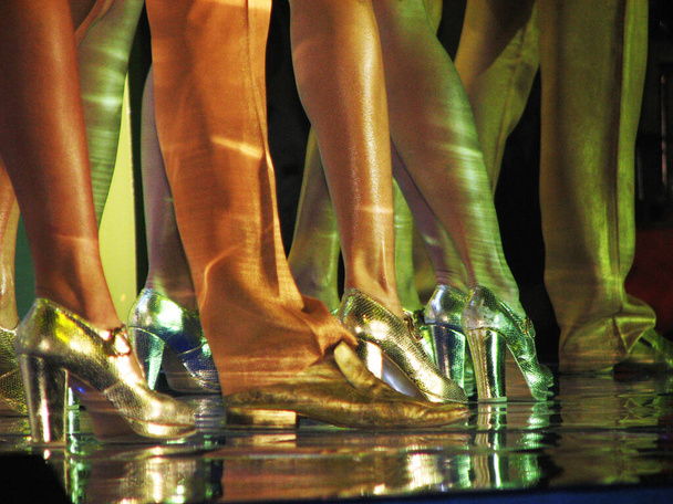 Os sapatos brilhantes nas pernas dos dançarinos - Foto, Imagem