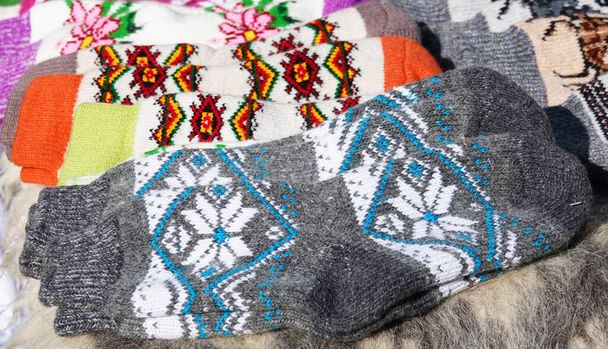 Lämpimät sukat kuvioitu neulottu käsin päälliköiden Ukrainan - Valokuva, kuva