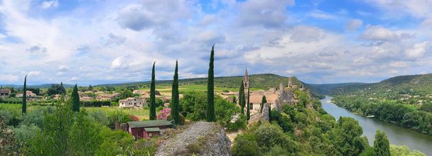 panoramatický pohled na středověkou vesnici Aigueze a Ardeche pod zataženou oblohou ve Francii - Fotografie, Obrázek
