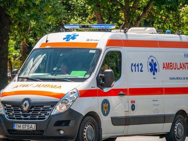 Temesvár, Románia - 06.19.2021: Mentőautó Temesvár utcáin. Sürgősségi orvosi szolgálat Romániában. - Fotó, kép