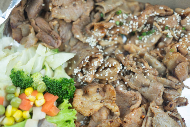 Koreaans gegrild varkensvlees met groente. Sluiten. - Foto, afbeelding