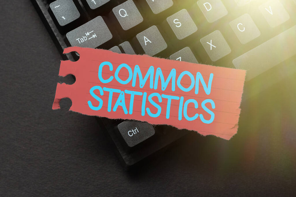 Szöveg megjelenítése Common Statistics. A statisztikai fogalmakhoz kapcsolódó értékek kiszámításához használt üzleti koncepció Enter New Product Key Concept, Typing Movie Subtitle Software - Fotó, kép