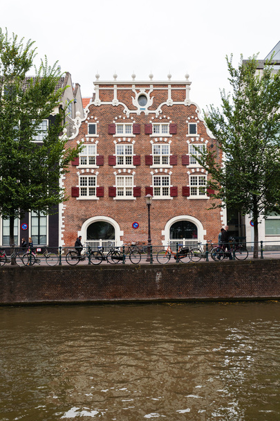 mooie gevel in amsterdam en kanaal - Foto, afbeelding
