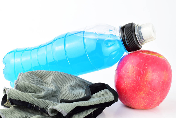 Izotóniás ital, vörös alma és sportkesztyű, fehér alapon elszigetelve. Koncepció, egészséges táplálkozás és sport a vonal és a jó egészség fenntartása érdekében. - Fotó, kép