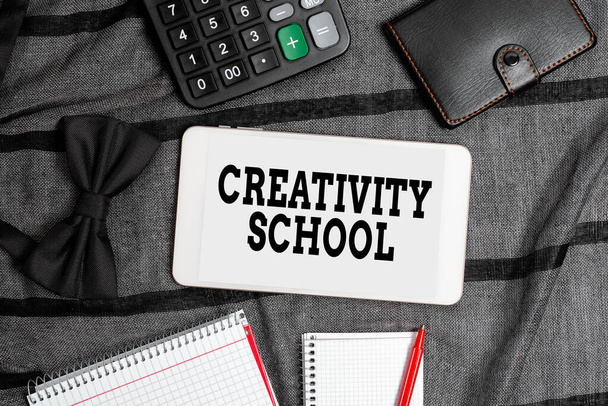 Text sign showing Creativity School. Word for students are able to use imagination and critical thinking Smartphone Voice And Video Calls, Displaying Pocket Contents - Foto, Imagen