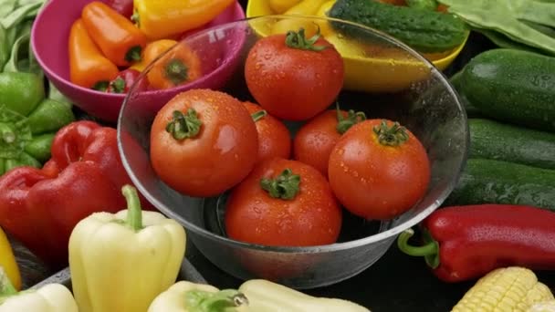 Velká sada syrové zeleniny na výrobu rajčatové omáčky - Záběry, video