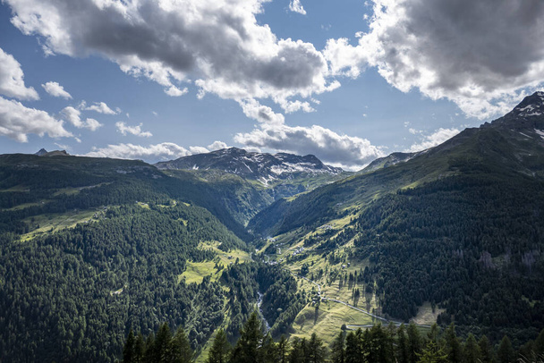 A beautiful view of a mountainous landscape with greenery - Foto, Bild