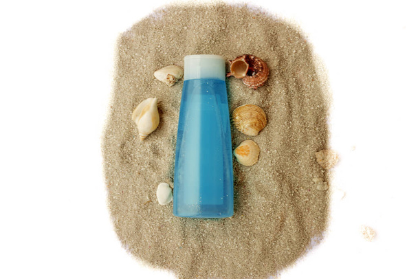 黄金のビーチの砂の上に水のボトルと貝殻のオーバーヘッドショット - 写真・画像