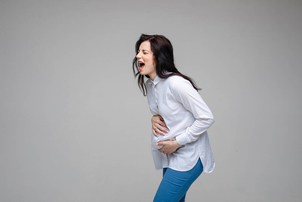 krásná mladá těhotná žena křičí maják silné bolesti břicha - Fotografie, Obrázek