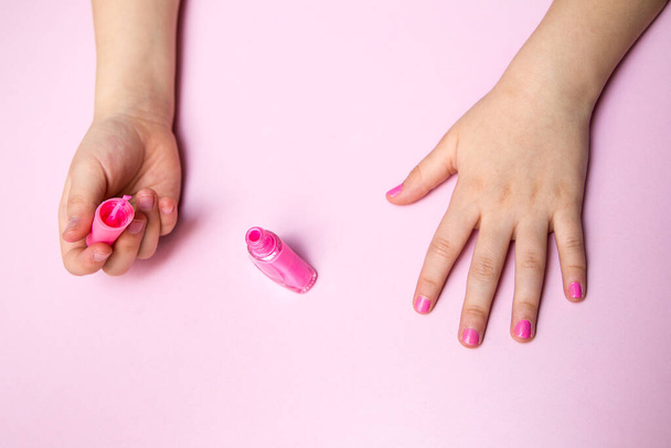 Girl's hands with a pink manicure. - Foto, Imagem
