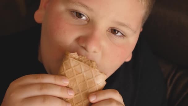 Jongen die ijs eet - Video
