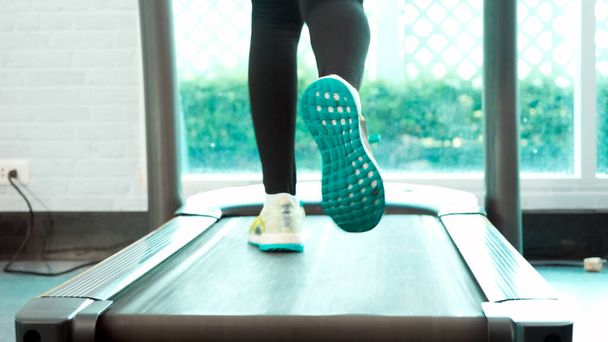 Bezárás Foot Fitness Ázsiai nő séta bemelegítés és futás futópadon a hátsó nézet kamera, maraton versenyek edzés fitness terem - Fotó, kép