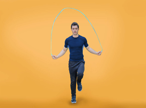 zdravý muž skákání lano cvičení sportovní trénink na izolovaném oranžovém pozadí. cvičení pro zdravotní koncepci. (zahrnout cestu a místo pro kopírování)   - Fotografie, Obrázek