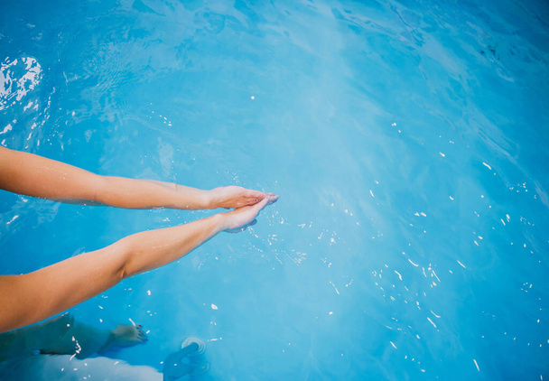 プールのきれいな水で水泳、女性の手 - 写真・画像