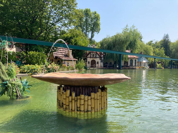 Gyönyörű víz Fontaine az Europapark Rust-nál Németországban. - Fotó, kép