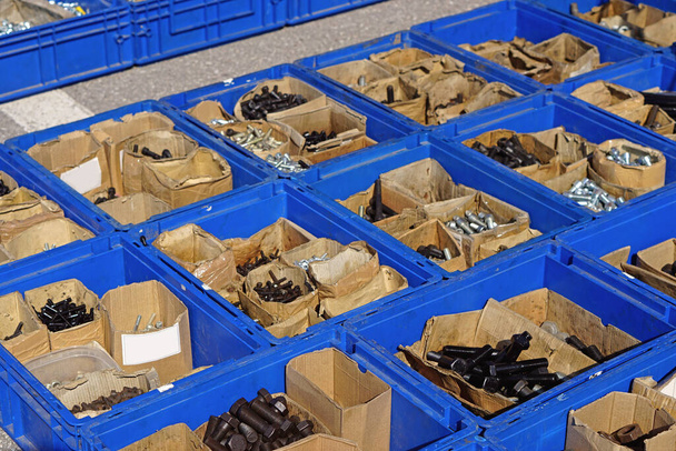 Болти і горіхи в пластикових коробках апаратні частини
 - Фото, зображення