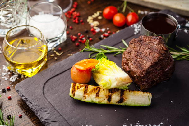 Siyah Angus Chateaubriant bifteği. Brezilya 'dan fileto. Modern gurme yemek restoranında öğle yemeği olarak sunulan lezzetli, sağlıklı geleneksel yemekler. - Fotoğraf, Görsel