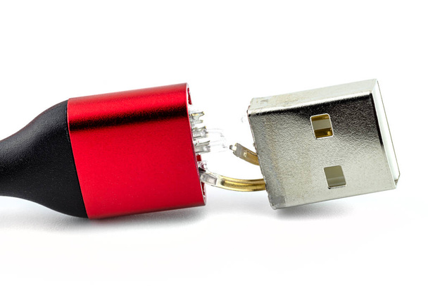 USB 2.0 A-Type kablosunun kırmızı hasarlı ucunun beyaz arka planda izole edilmiş makro görüntüsü. - Fotoğraf, Görsel