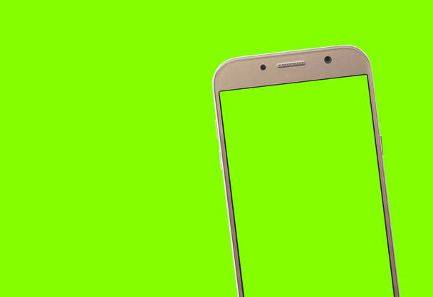 Smartphone met groen scherm en achtergrond voor bijsnijden - Foto, afbeelding