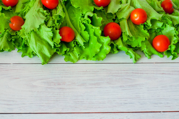 свежий салат и помидоры черри на светлом деревянном фоне - Фото, изображение