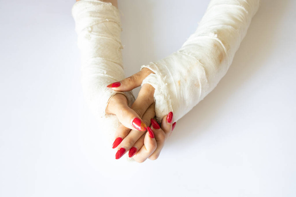 dvě ženské ruce se zlomenými zápěstími po pádu z kola v sádře na izolovaném pozadí, ruce v sádře - Fotografie, Obrázek