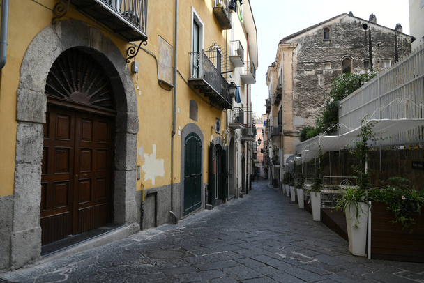 Salerno 'da bir sokak, tarihi şehir merkezinde ortaçağdan kalma binalar var.. - Fotoğraf, Görsel