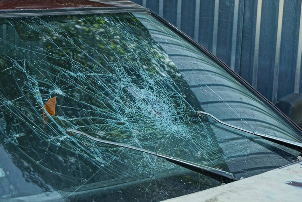 часть пассажирского автомобиля после аварии с разбитой лобовое стекло после столкновения - Фото, изображение