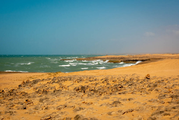 Näkymä meren aallot tulossa voimakkaasti kohti rantaa paljon vaahtoa Punta Gallinas, Uribia, La Guajira, Kolumbia - Valokuva, kuva