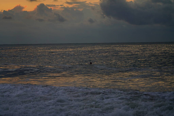 хвилі в морі під час заходу сонця
 - Фото, зображення
