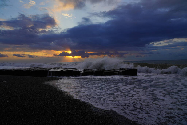κύματα στη θάλασσα κατά το ηλιοβασίλεμα - Φωτογραφία, εικόνα
