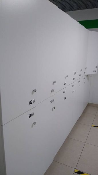ロッカールームのロッカールームには2層のグレーの色と数字があります。 - 写真・画像