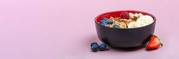 ムエスリー。朝食、健康的な食べ物や食事。ピンクの背景にプレートに果物とMuesli 。Muesliフレークを背景にブルーベリー、イチゴ、ラズベリー。コピースペース付きバナーの印刷 - 写真・画像