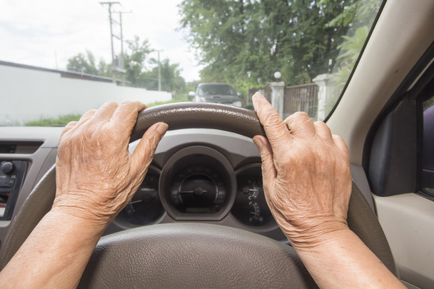 ανώτερος γυναίκα οδήγηση αυτοκινήτου αργά στην πόλη - Φωτογραφία, εικόνα