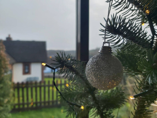 Kiiltävät koristeet pilkullinen ympäri jouluna  - Valokuva, kuva