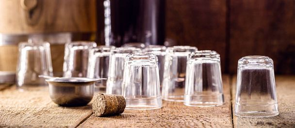 Напої, порожні скляні чашки для дрібних доз, на дерев'яному столі
 - Фото, зображення