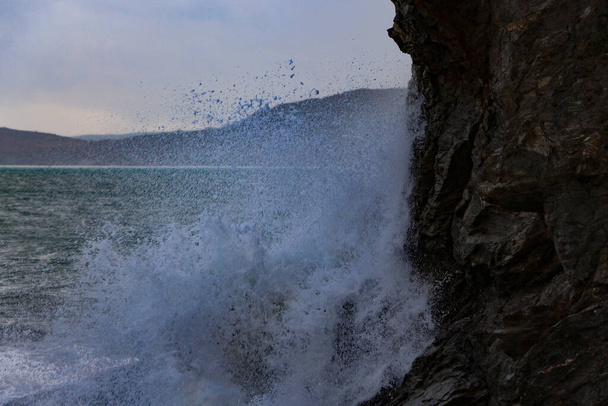 Onde di tempesta atlantica si infrangono e si riversano su rocce e sabbia sulla spiaggia della baia di Carlyon in Cornovaglia, sulla costa sud-occidentale dell'Inghilterra - Foto, immagini