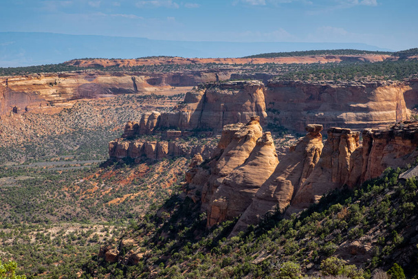 Formazioni di cokeria bagnate dal sole costeggiano il canyon al Colorado National Monument - Foto, immagini