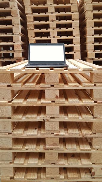 монитор ноутбука белого экрана для персонала склада на укладке деревянных поддонов, изолировать рабочее состояние, работа из дома, ковид, фон - Фото, изображение