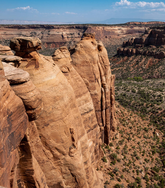 Vista panoramica delle imponenti formazioni rocciose di Coke Forni di Arenaria presso il Monumento Nazionale del Colorado, Grand Junction Colorado - Foto, immagini