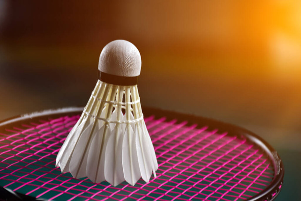 Badminton raketi ve badminton kortunda beyaz badminton topu. Mekik siki üzerine yumuşak ve seçici odaklanma. - Fotoğraf, Görsel