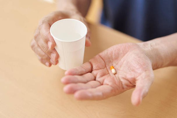 Gyógyszert fogyasztó idősek kezei - Fotó, kép