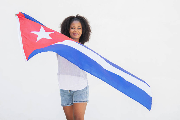 vrouw zwaaiend met een cubaanse vlag in een witte achtergrond - Foto, afbeelding
