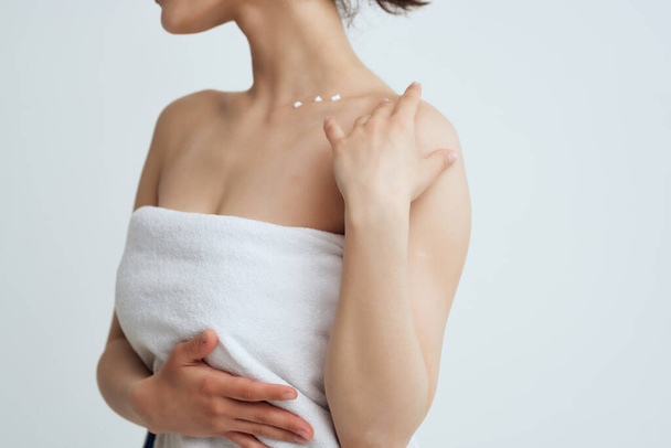 bare shoulders clean skin after shower care lifestyle - Φωτογραφία, εικόνα