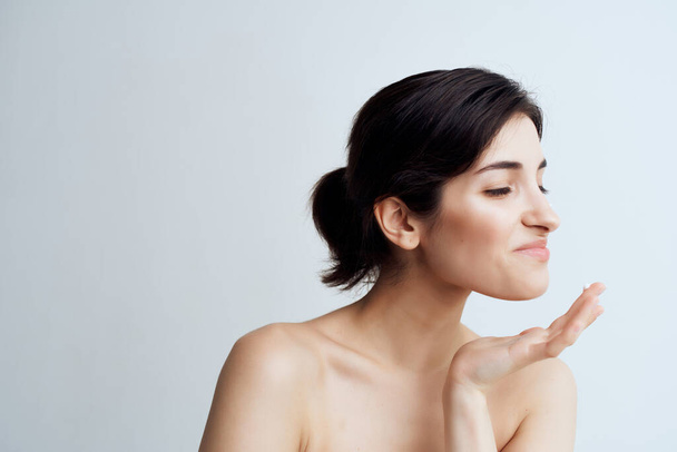donna con chiavi nude in asciugamano cosmetici di salute della pelle pulita - Foto, immagini