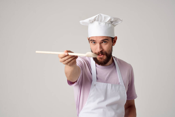 chef en uniforme utensilios de cocina trabajo de cocina - Foto, imagen