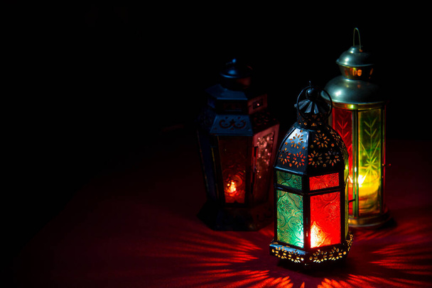 Рамаданский фонарь приветствует Рамадана Карима - Фото, изображение